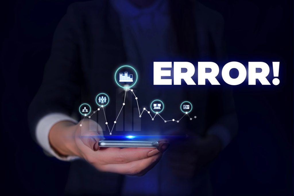 Persona sosteniendo smartphone con gráfico digital y mensaje de error.