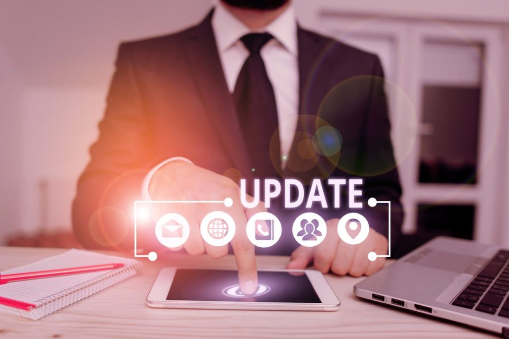 Persona interactuando con tablet mostrando interfaz de actualización digital.