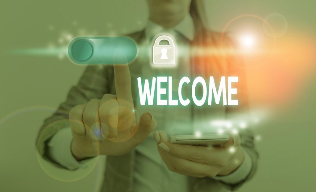 Persona activando interfaz digital de acceso seguro en smartphone.