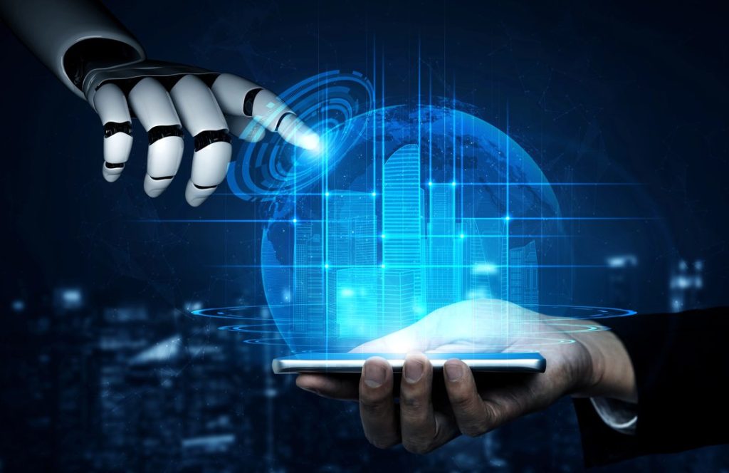 Mano humana y robótica interactuando sobre smartphone con holograma digital.