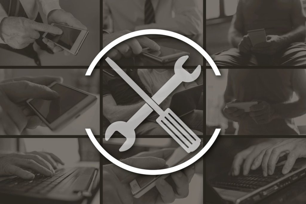 Icono de herramientas sobre collage de uso de dispositivos móviles y laptops.