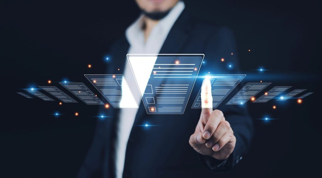 Persona señalando interfaz digital futurista con paneles de datos flotantes.