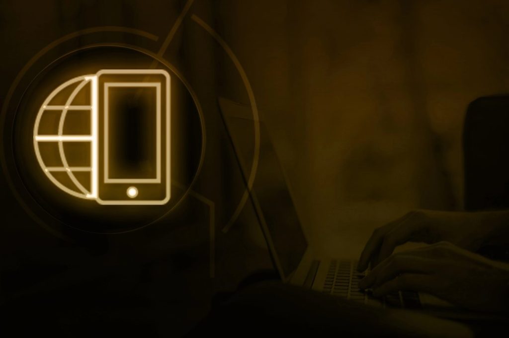 Icono de web móvil sobre fondo de trabajo en laptop.